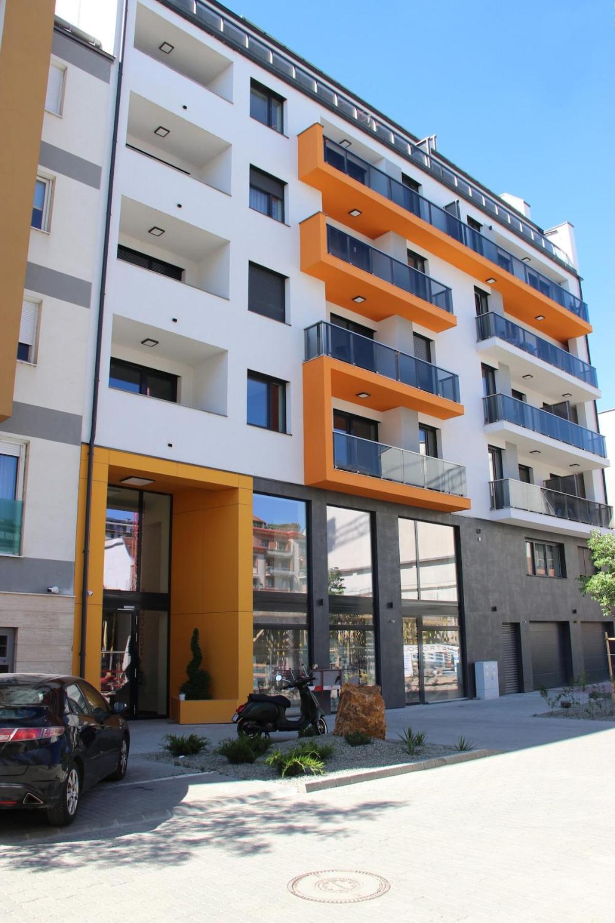 Quiet Flat Near Downtown, With Free Garage Apartmán *