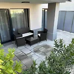 Quiet Flat Near Downtown, With Free Garage